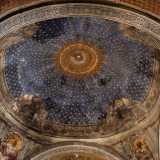 Il soffitto � affrescato e colpisce in particolare la splendida cupola con cielo stellato sorretta da quattro pennacchi con gli evangelisti